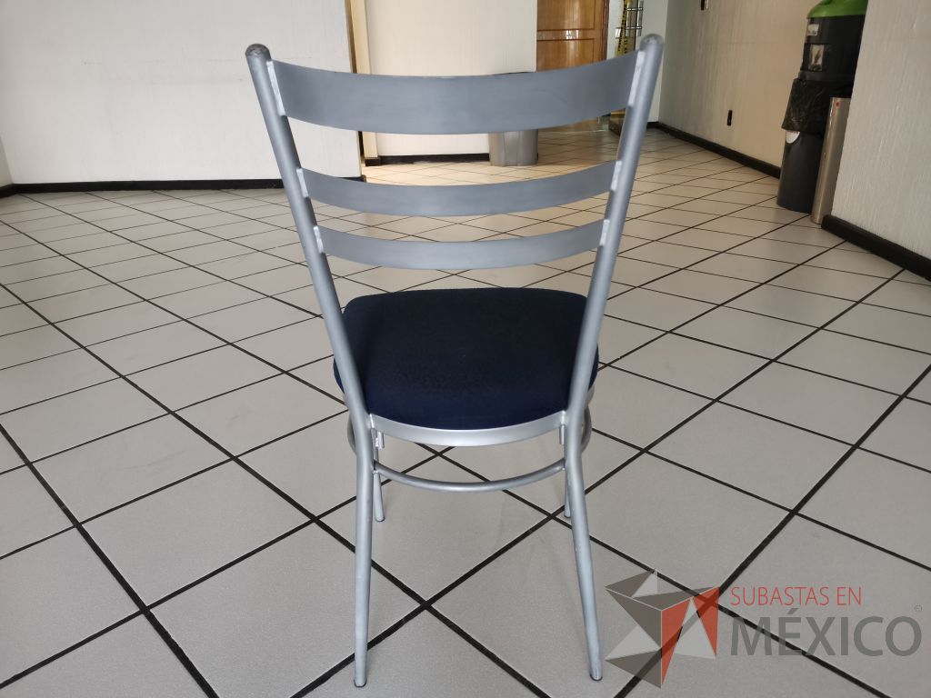 Lote 109 - 12 Sillas de comedor con estructura metálica color gris y asiento en tela azul - Imagen 4