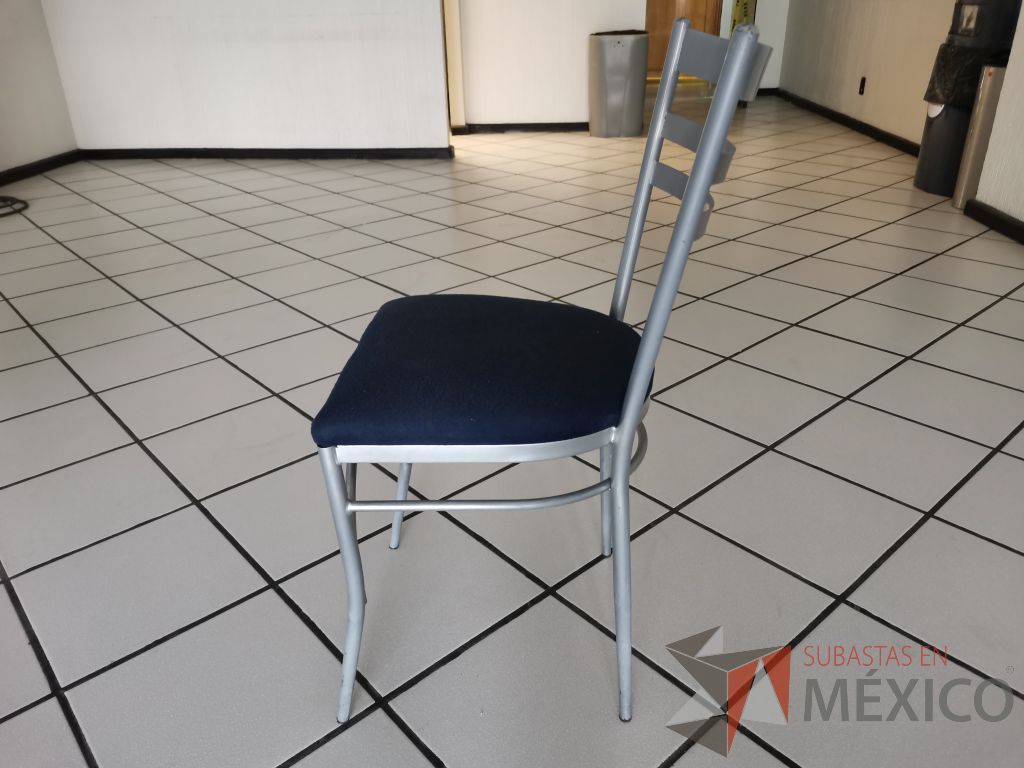 Lote 109 - 12 Sillas de comedor con estructura metálica color gris y asiento en tela azul - Imagen 5