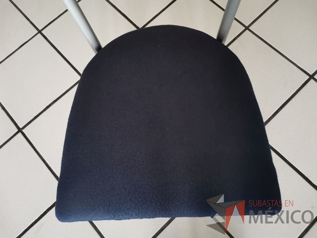 Lote 109 - 12 Sillas de comedor con estructura metálica color gris y asiento en tela azul - Imagen 6
