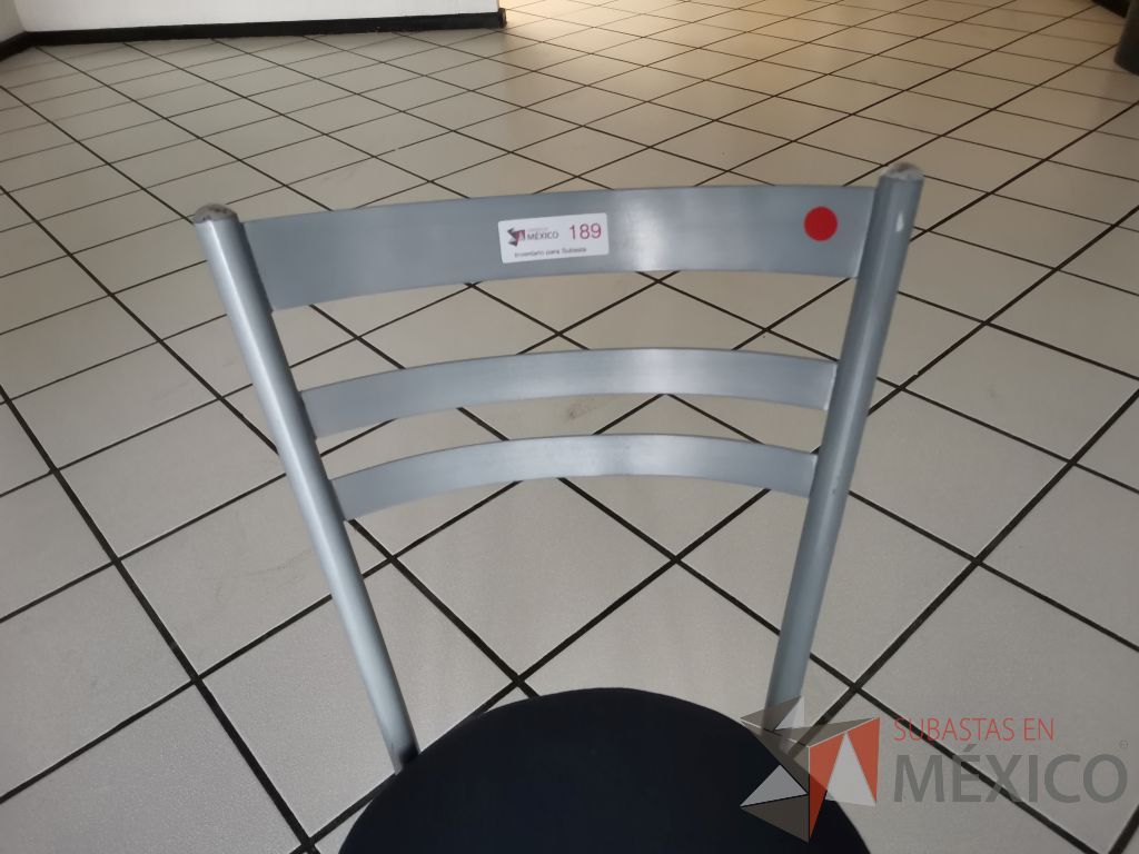 Lote 109 - 12 Sillas de comedor con estructura metálica color gris y asiento en tela azul - Imagen 7