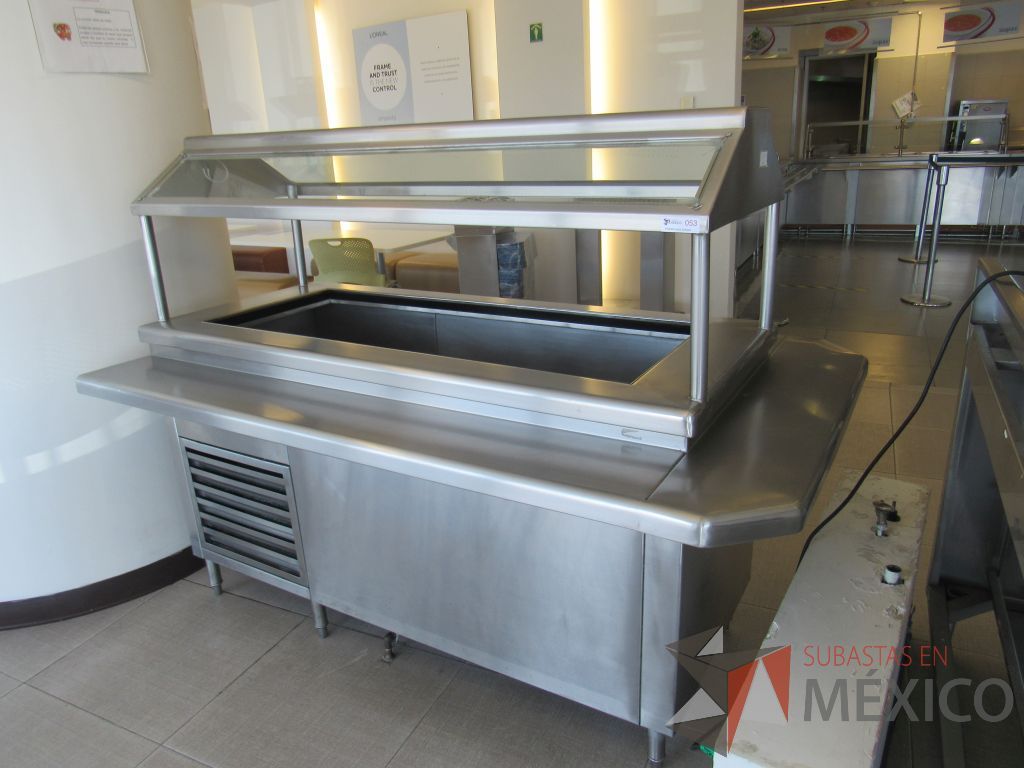 Lote 052 - Mesa fria para barra de ensaladas, autoservicio, con 4 incertos para charola, elaborado en acero inoxidable