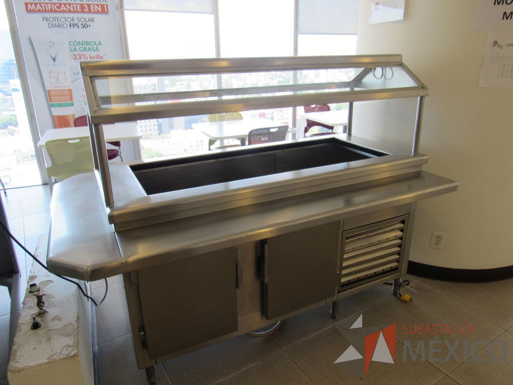 Lote 052 - Mesa fria para barra de ensaladas, autoservicio, con 4 incertos para charola, elaborado en acero inoxidable - Imagen 4