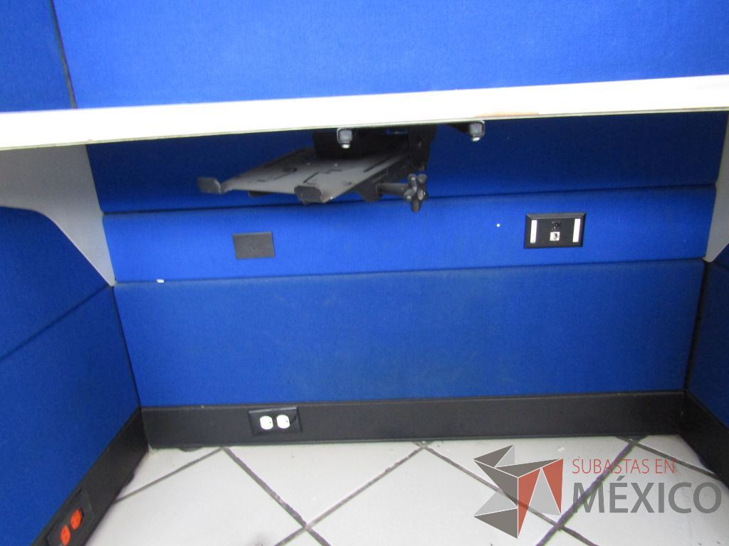 Lote 047 - Estación de trabajo para 6 personas con 6 repisas para documentos y 6 archiveros verticales de 3 cajones - Imagen 4