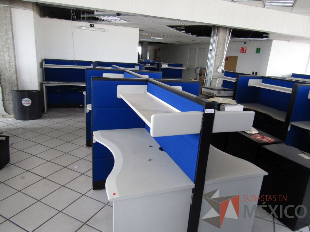Lote 047 - Estación de trabajo para 6 personas con 6 repisas para documentos y 6 archiveros verticales de 3 cajones - Imagen 16
