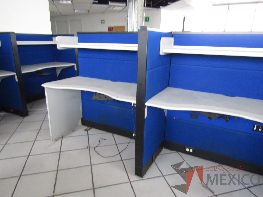 Lote 047 - Estación de trabajo para 6 personas con 6 repisas para documentos y 6 archiveros verticales de 3 cajones - Imagen 19