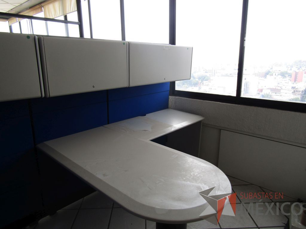 Lote 091 - Estación de trabajo para 2 personas con 5 gavetas, dos escritorios en escuadra y 2 archiveros verticales de 3 cajones - Imagen 3