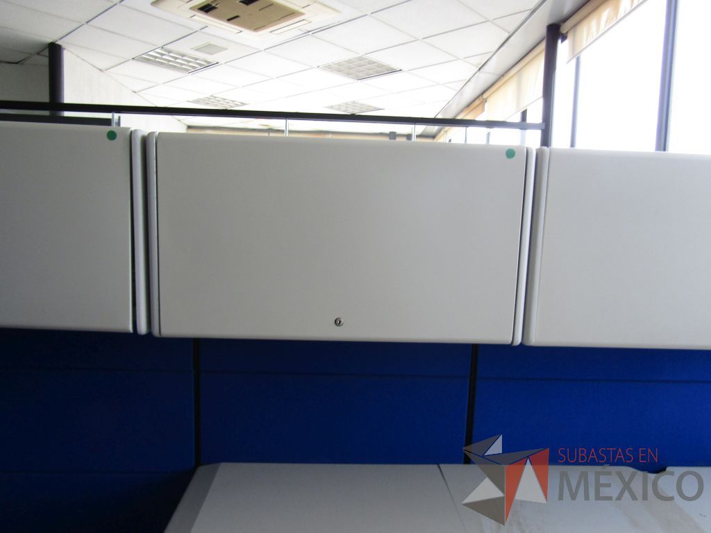 Lote 091 - Estación de trabajo para 2 personas con 5 gavetas, dos escritorios en escuadra y 2 archiveros verticales de 3 cajones - Imagen 5