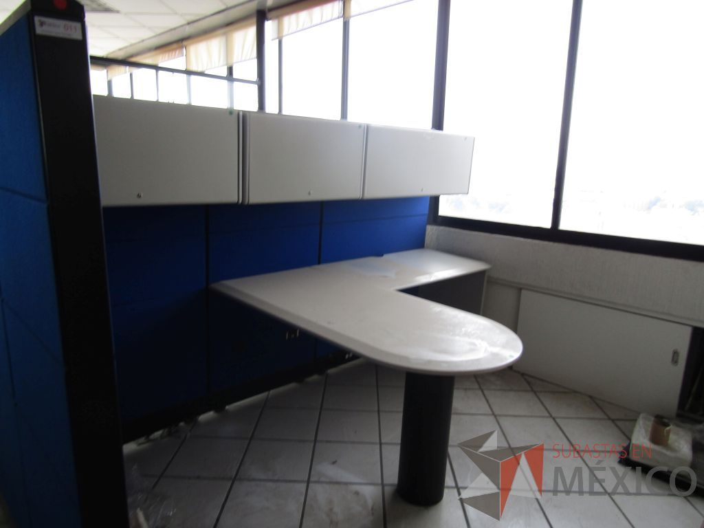 Lote 091 - Estación de trabajo para 2 personas con 5 gavetas, dos escritorios en escuadra y 2 archiveros verticales de 3 cajones