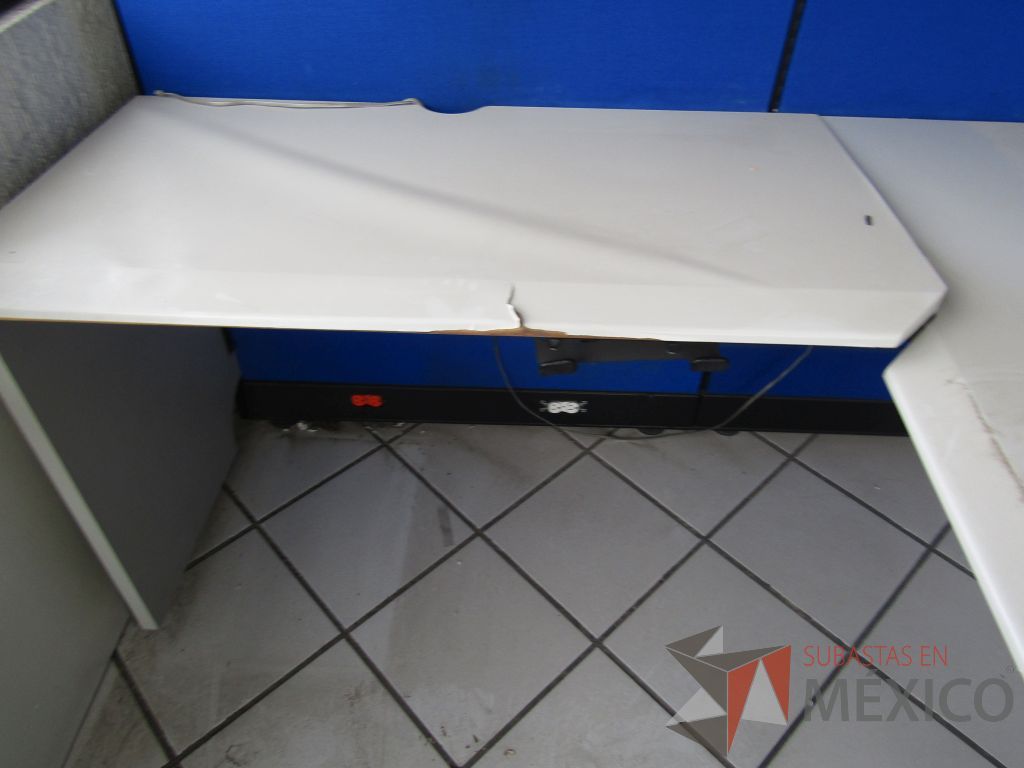 Lote 091 - Estación de trabajo para 2 personas con 5 gavetas, dos escritorios en escuadra y 2 archiveros verticales de 3 cajones - Imagen 13