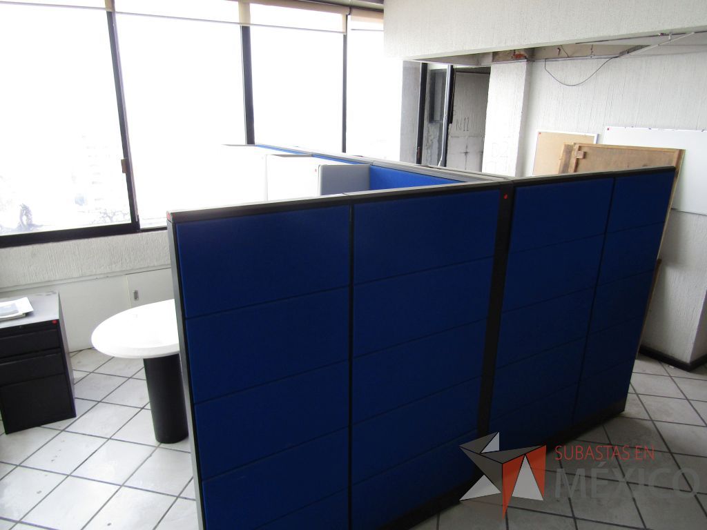 Lote 091 - Estación de trabajo para 2 personas con 5 gavetas, dos escritorios en escuadra y 2 archiveros verticales de 3 cajones - Imagen 23