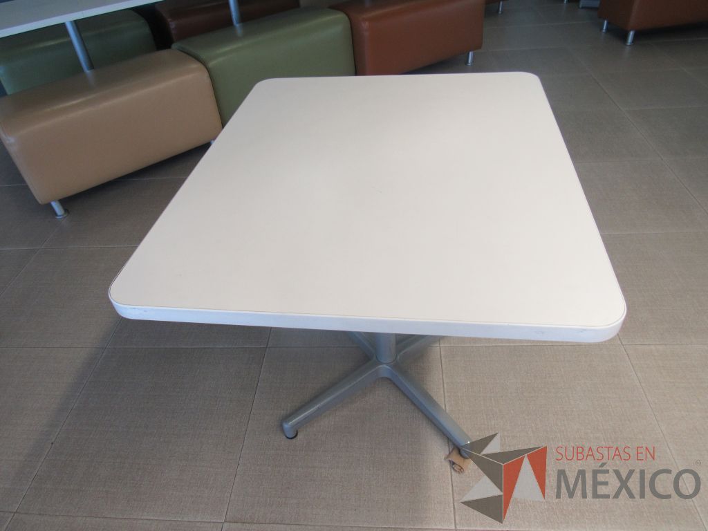 Lote 050 - 2 Mesas de comedor con base metálica y cubierta color blanco - Imagen 2