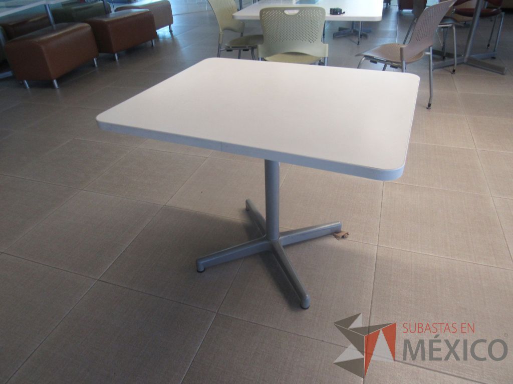 Lote 050 - 2 Mesas de comedor con base metálica y cubierta color blanco - Imagen 3