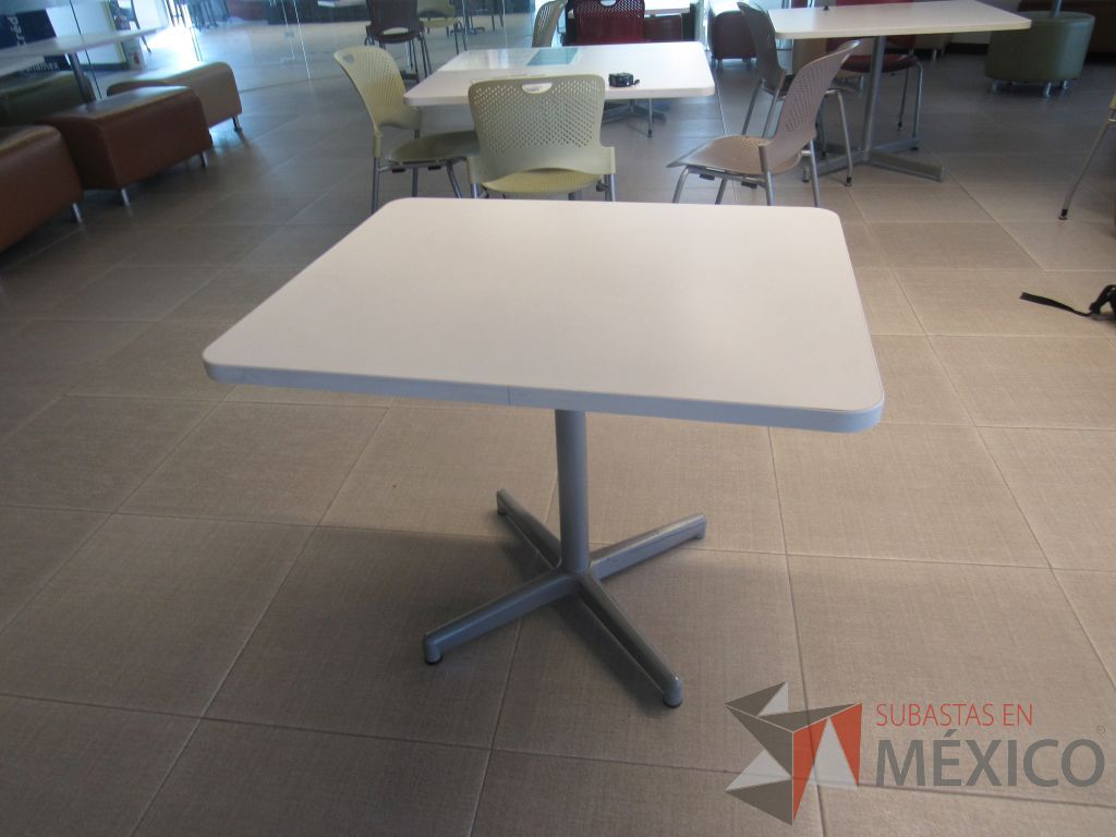 Lote 050 - 2 Mesas de comedor con base metálica y cubierta color blanco