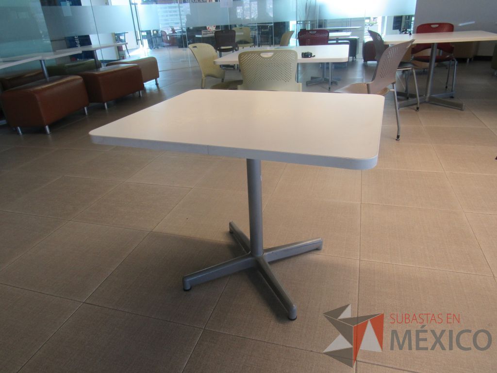 Lote 050 - 2 Mesas de comedor con base metálica y cubierta color blanco - Imagen 4