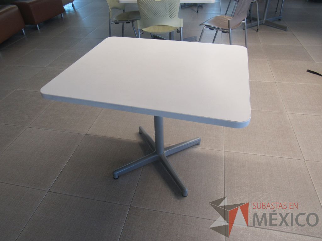 Lote 050 - 2 Mesas de comedor con base metálica y cubierta color blanco - Imagen 5