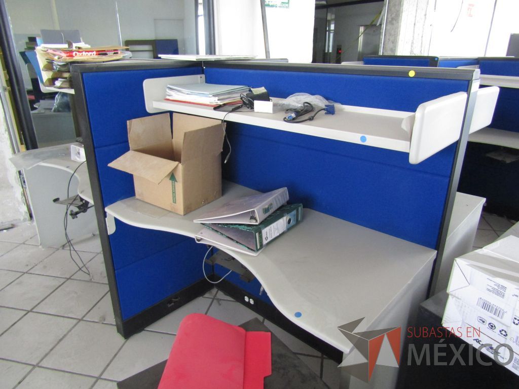 Lote 094 - Estación de trabajo para 4 personas con 4 repisas, tapas color azul y 4 archiveros verticales de 3 cajones - Imagen 2