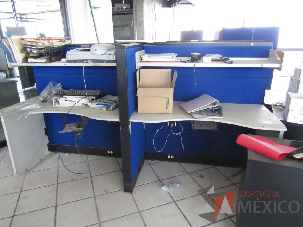 Lote 094 - Estación de trabajo para 4 personas con 4 repisas, tapas color azul y 4 archiveros verticales de 3 cajones - Imagen 3