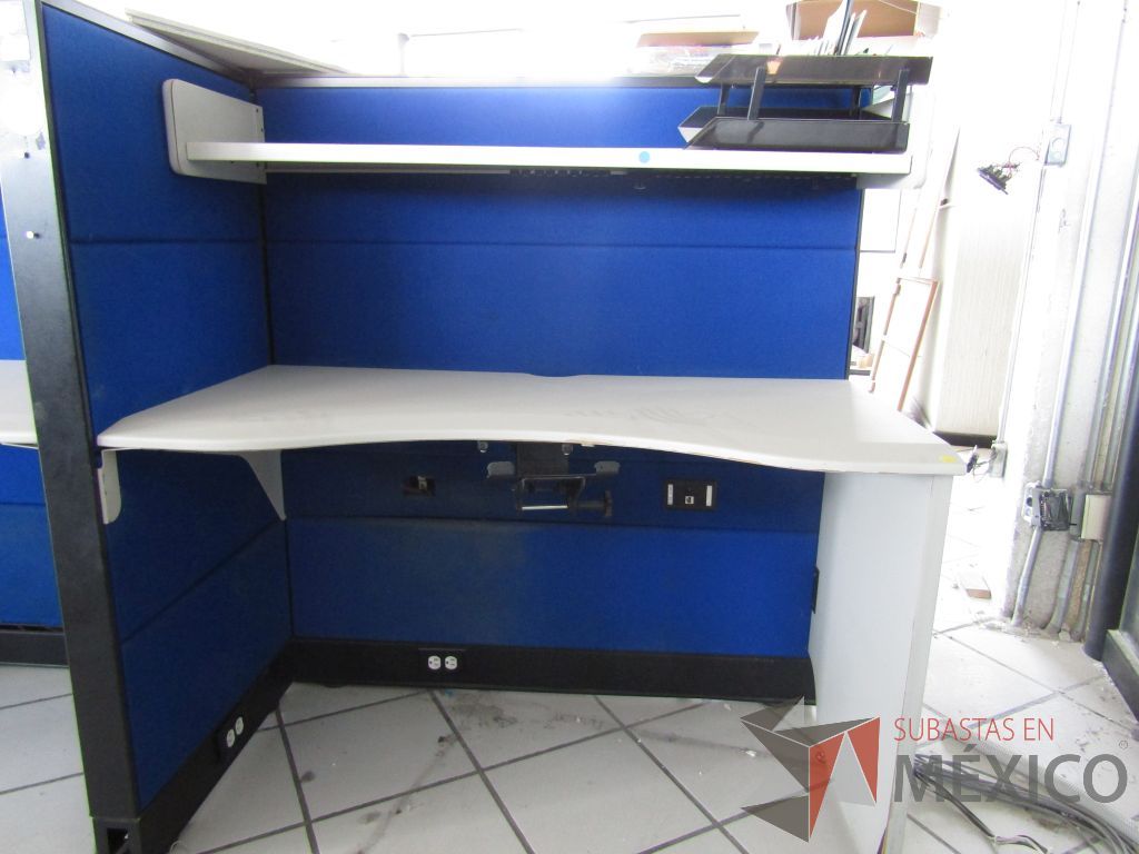 Lote 094 - Estación de trabajo para 4 personas con 4 repisas, tapas color azul y 4 archiveros verticales de 3 cajones - Imagen 5