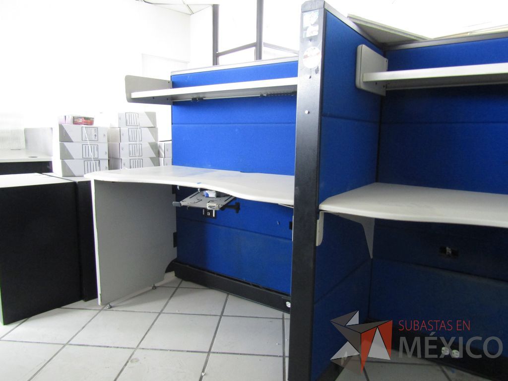Lote 094 - Estación de trabajo para 4 personas con 4 repisas, tapas color azul y 4 archiveros verticales de 3 cajones - Imagen 6