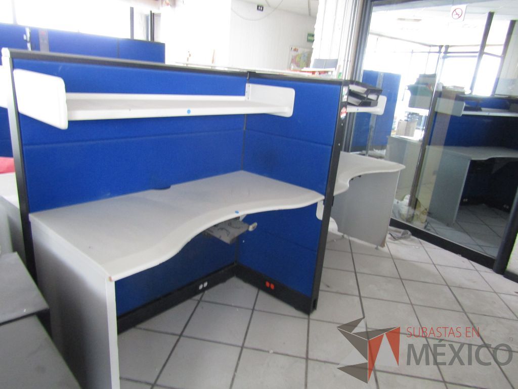 Lote 094 - Estación de trabajo para 4 personas con 4 repisas, tapas color azul y 4 archiveros verticales de 3 cajones