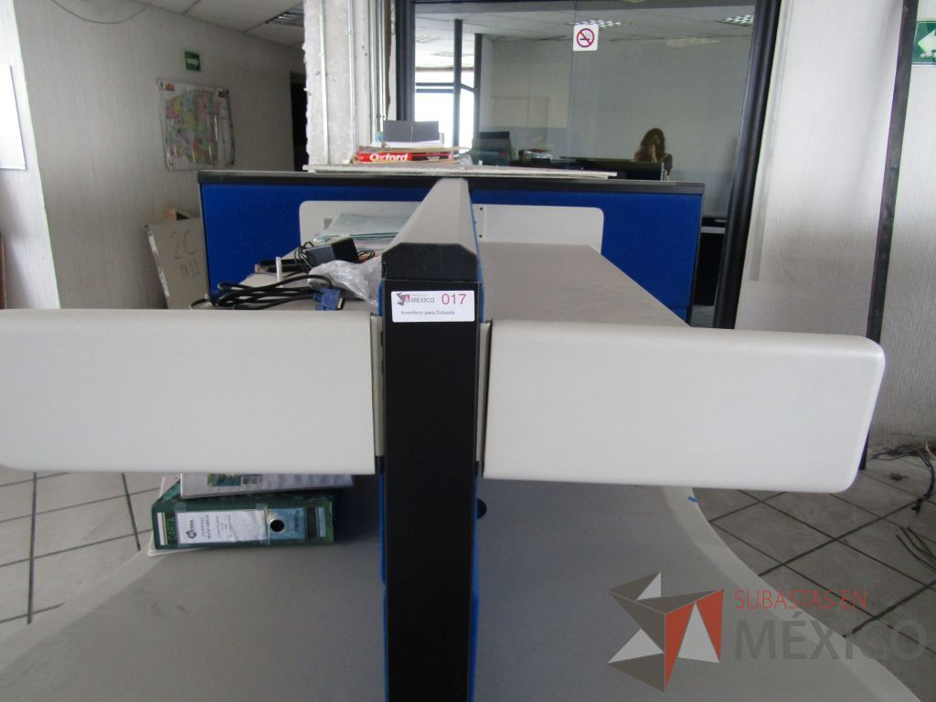 Lote 094 - Estación de trabajo para 4 personas con 4 repisas, tapas color azul y 4 archiveros verticales de 3 cajones - Imagen 11