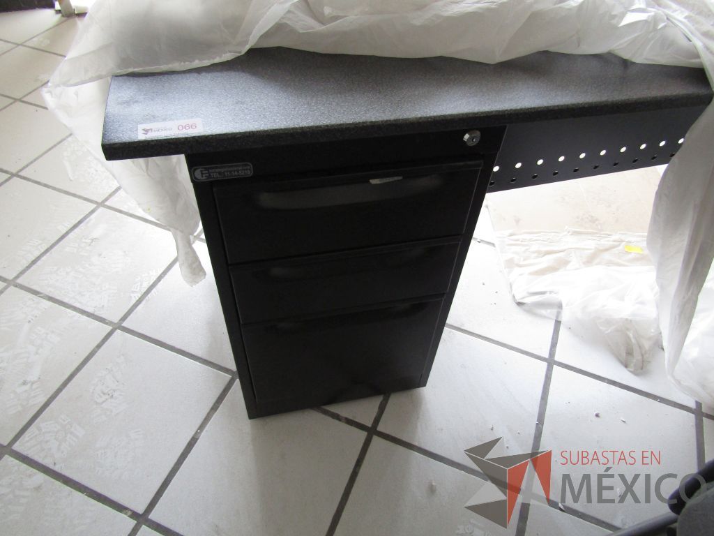 Lote 115 - Escritorio en escuadra con archivero de metal 3 cajones y estructura metálica - Imagen 3