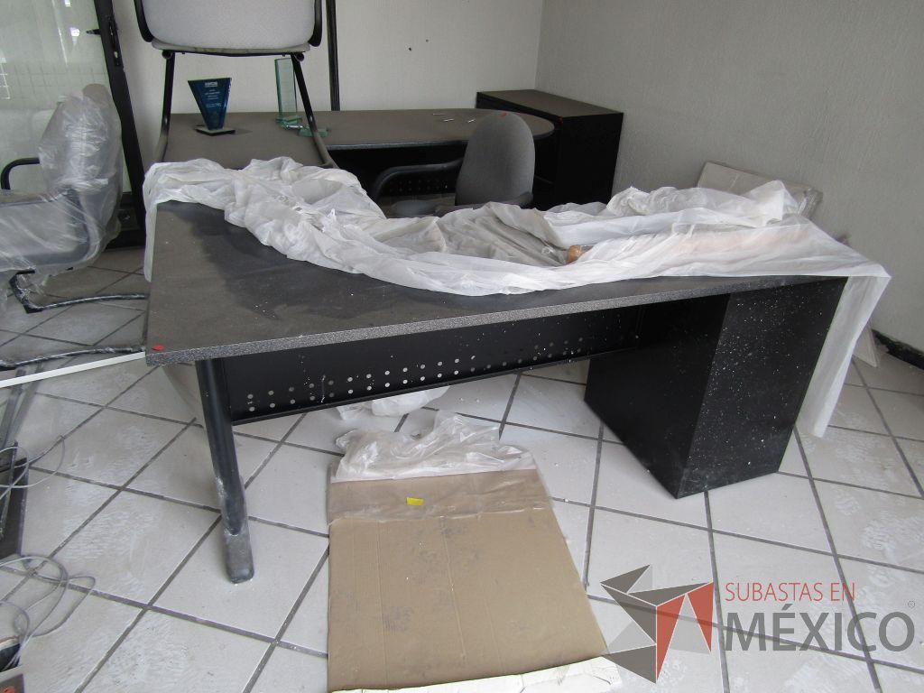Lote 115 - Escritorio en escuadra con archivero de metal 3 cajones y estructura metálica
