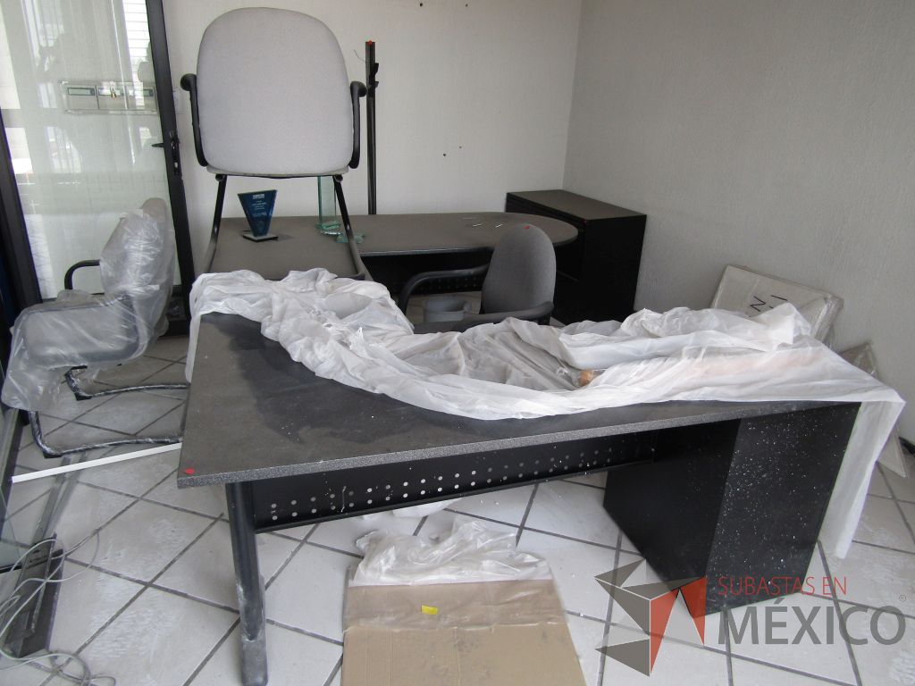 Lote 115 - Escritorio en escuadra con archivero de metal 3 cajones y estructura metálica - Imagen 4