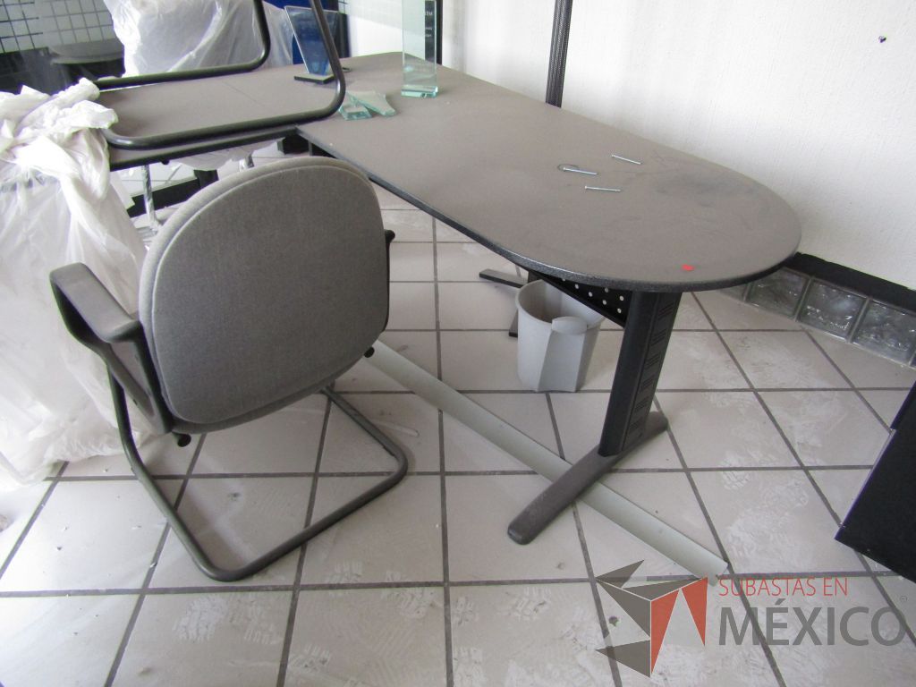 Lote 115 - Escritorio en escuadra con archivero de metal 3 cajones y estructura metálica - Imagen 5