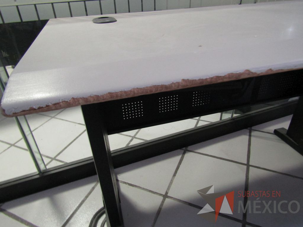 Lote 066 - Escritorio en escuadra con estructura metálica y orificio para cables - Imagen 2