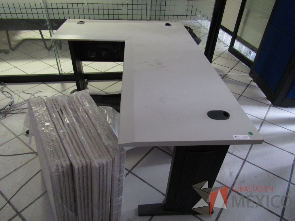Lote 066 - Escritorio en escuadra con estructura metálica y orificio para cables - Imagen 3