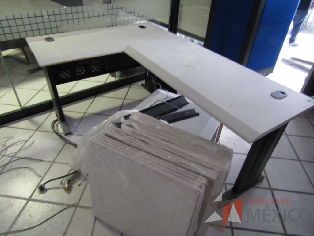 Lote 066 - Escritorio en escuadra con estructura metálica y orificio para cables