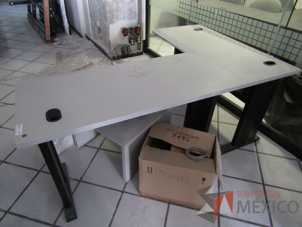 Lote 066 - Escritorio en escuadra con estructura metálica y orificio para cables - Imagen 4