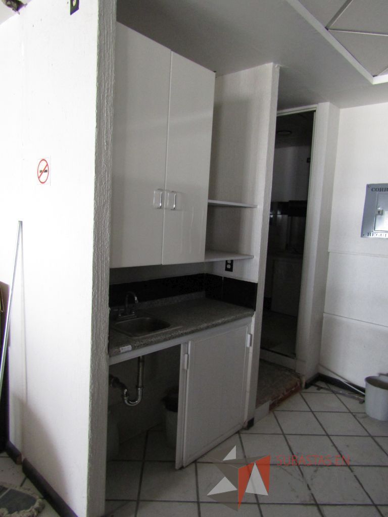 Lote 119 - Mueble con tarja y anaqueles, 2 entrepaños y dos puertas corredizas - Imagen 2