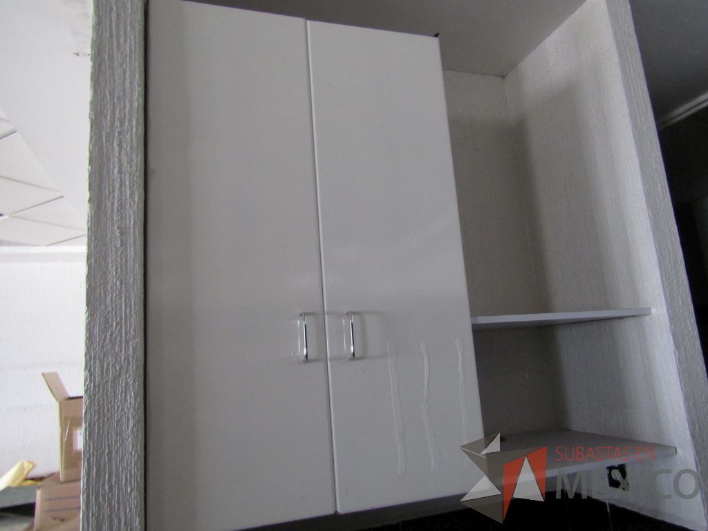 Lote 119 - Mueble con tarja y anaqueles, 2 entrepaños y dos puertas corredizas - Imagen 3