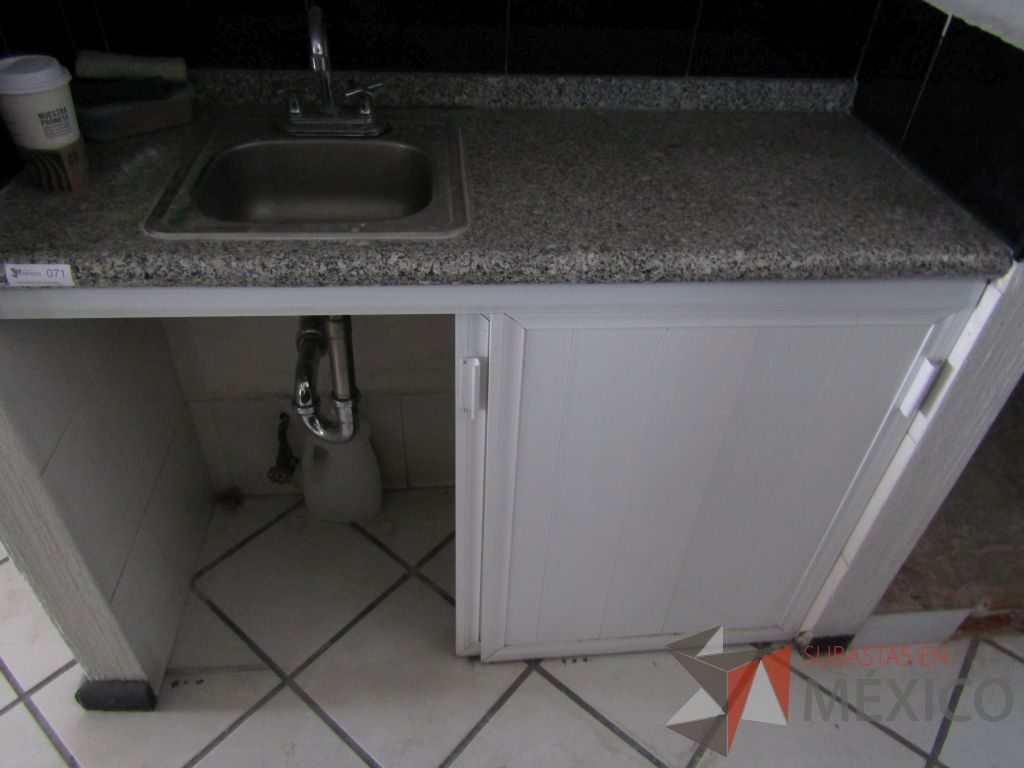 Lote 119 - Mueble con tarja y anaqueles, 2 entrepaños y dos puertas corredizas