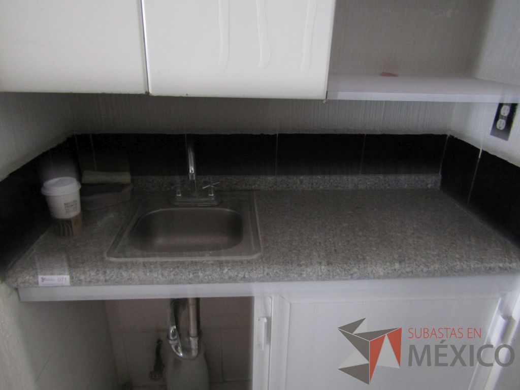 Lote 119 - Mueble con tarja y anaqueles, 2 entrepaños y dos puertas corredizas - Imagen 4
