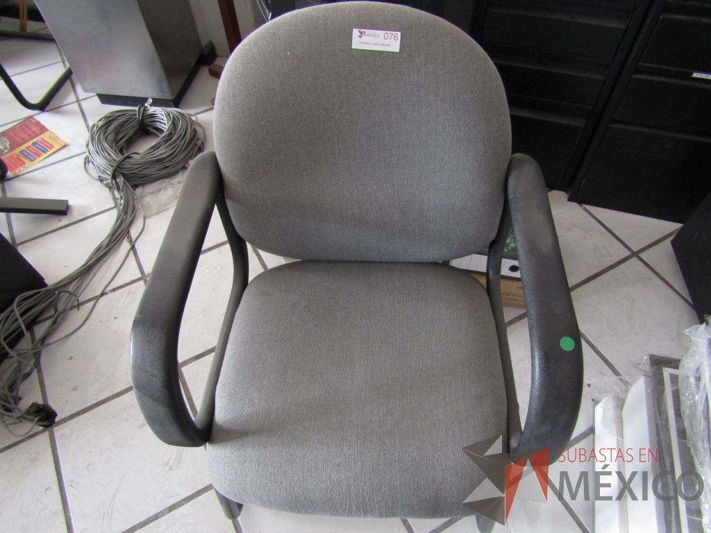 Lote 134 - 11 Sillas tipo trineo con descansabrazos fijo, respaldo y asiento en tela gris - Imagen 2