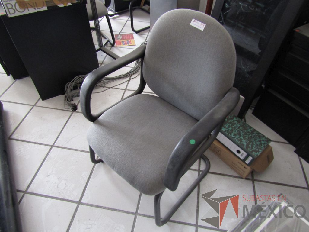 Lote 134 - 11 Sillas tipo trineo con descansabrazos fijo, respaldo y asiento en tela gris - Imagen 4