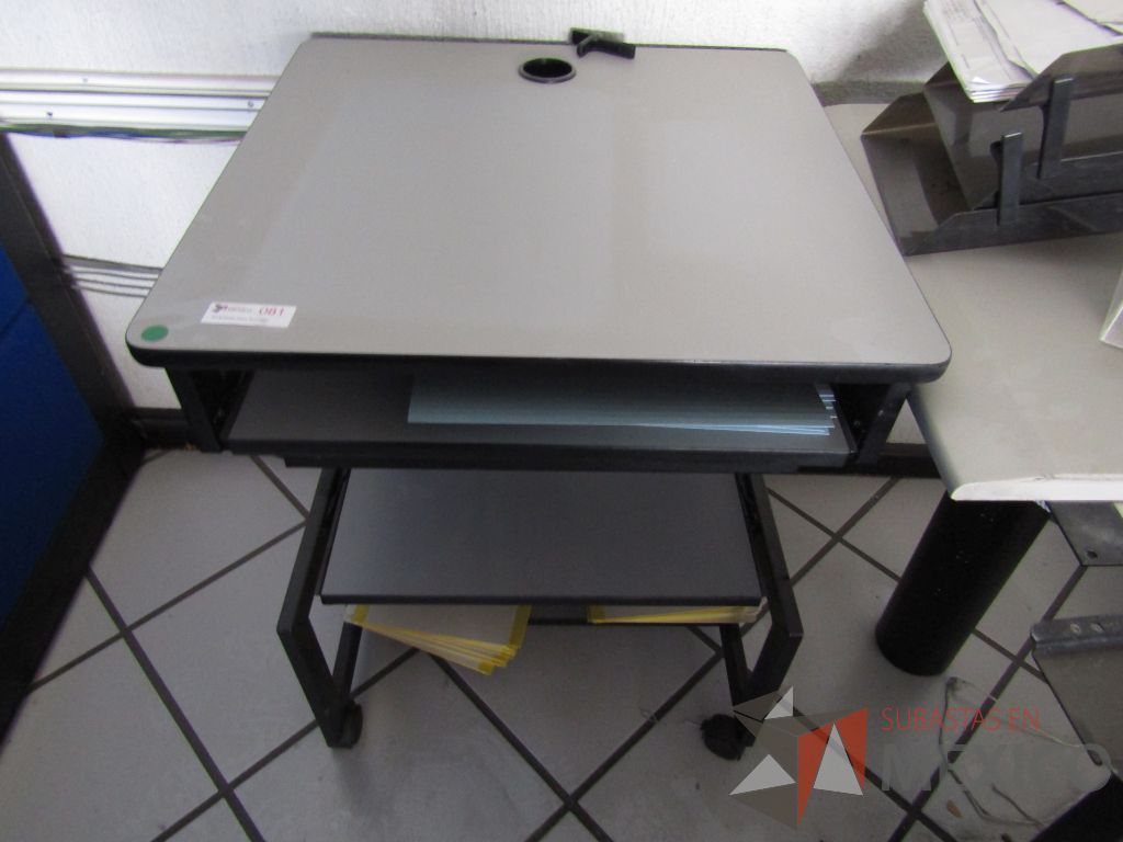Lote 126 - Mesa de apoyo con base metálica con ruedas y un entrepaño - Imagen 2