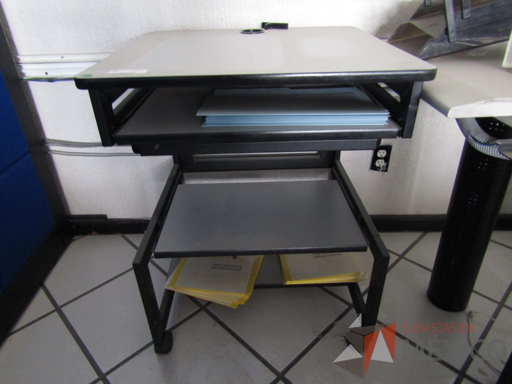 Lote 126 - Mesa de apoyo con base metálica con ruedas y un entrepaño