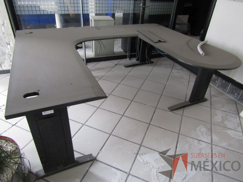 Lote 130 - Escritorio en herradura con estructura metálica color gris y cubierta negra