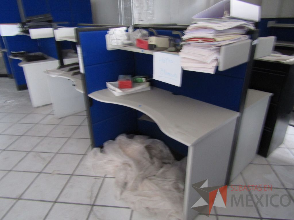 Lote 135 - Estación de trabajo para 4 personas con 4 repisas para documentos - Imagen 2