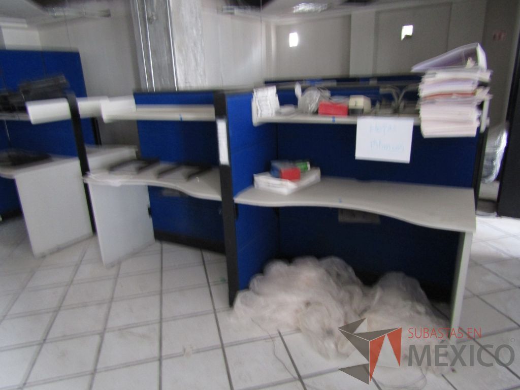 Lote 135 - Estación de trabajo para 4 personas con 4 repisas para documentos - Imagen 3