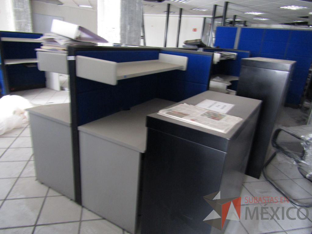Lote 135 - Estación de trabajo para 4 personas con 4 repisas para documentos - Imagen 4