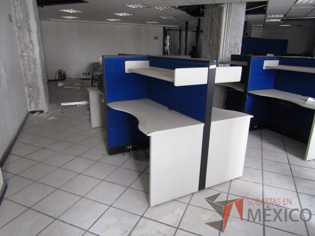 Lote 137 - Estación de trabajo para 4 personas con 4 repisas para documentos