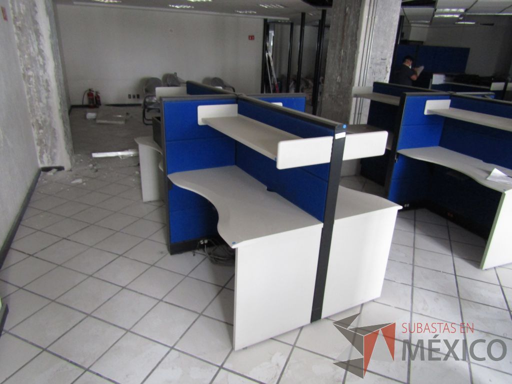 Lote 137 - Estación de trabajo para 4 personas con 4 repisas para documentos - Imagen 3