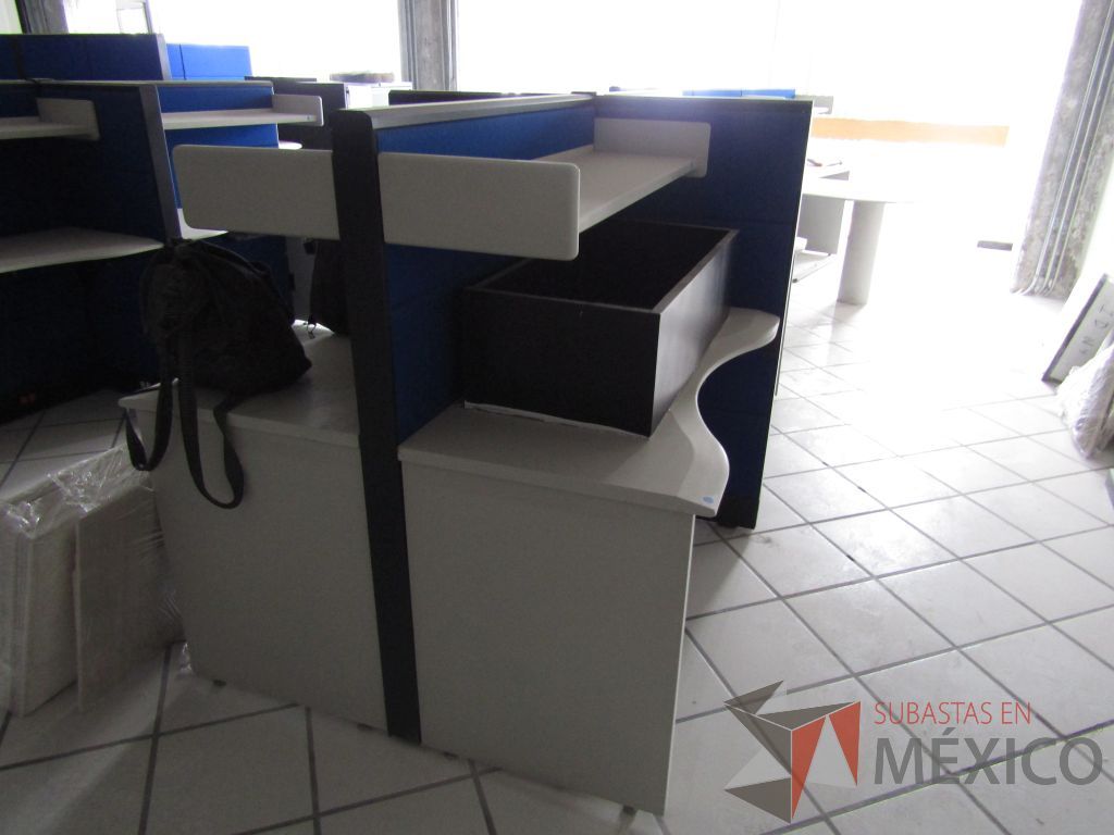 Lote 137 - Estación de trabajo para 4 personas con 4 repisas para documentos - Imagen 5