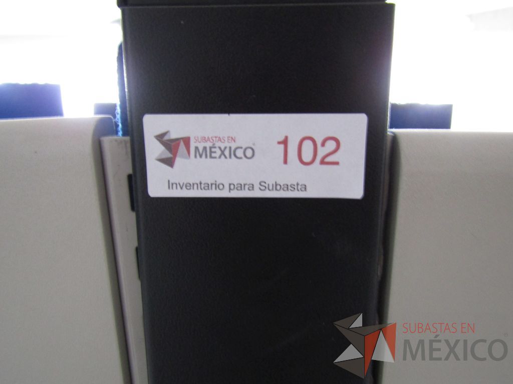 Lote 138 - Estación de trabajo para 4 personas con 4 repisas para documentos - Imagen 2