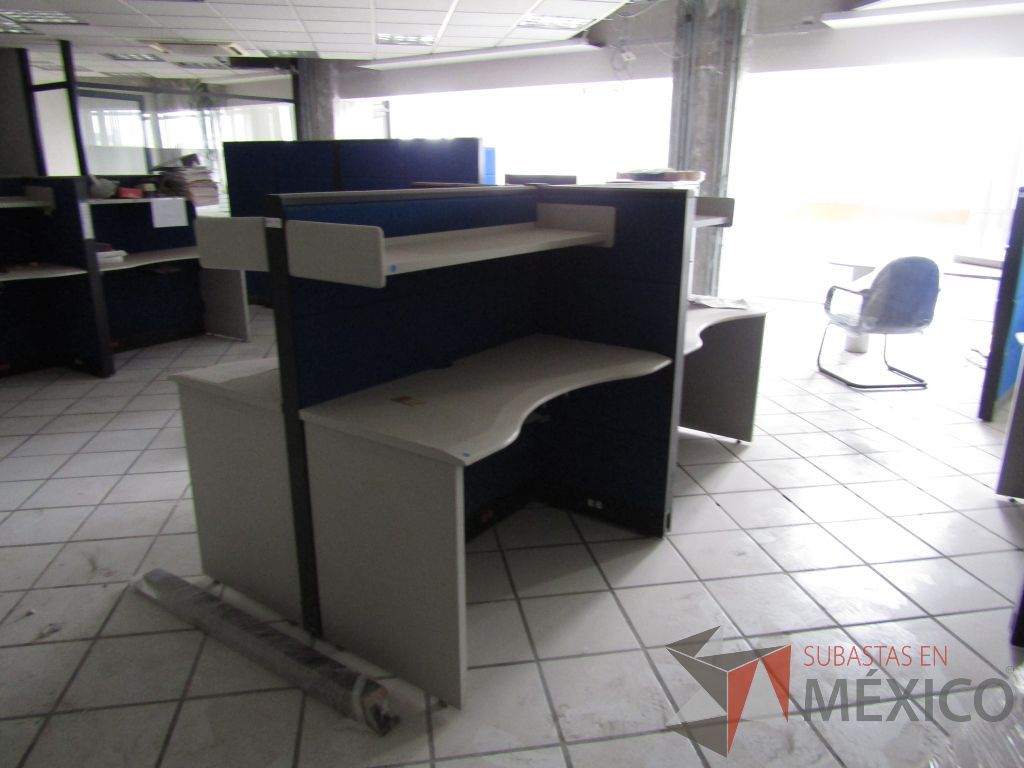 Lote 138 - Estación de trabajo para 4 personas con 4 repisas para documentos - Imagen 3